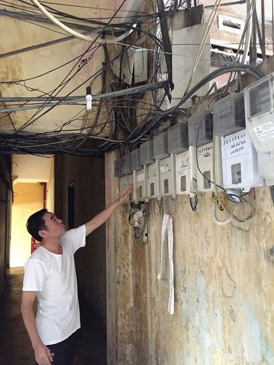 第一郡阮廌街145號公寓內的電線縱橫交錯如同“蜘蛛網”。