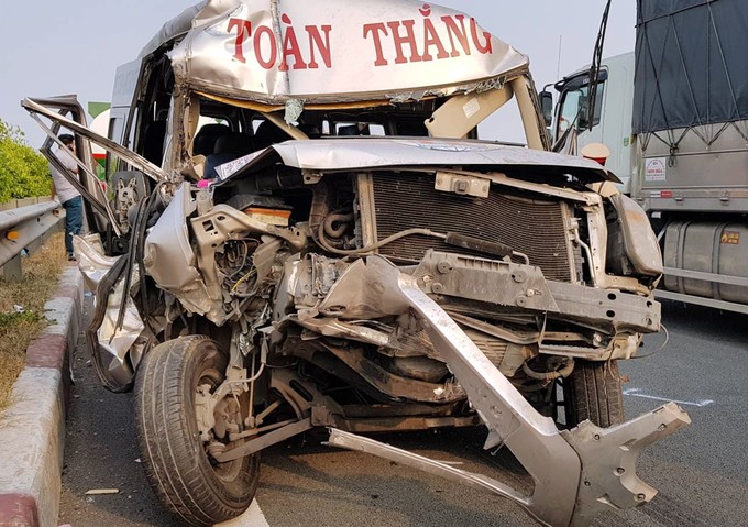 客車被撞得面目全非。