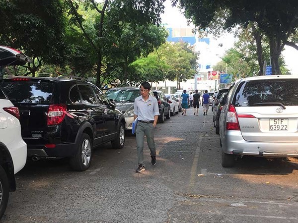 尚未有地下存車場，汽車要停放在黎文八公園前的二徵女王街路段。