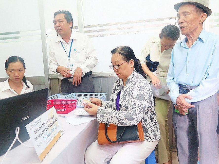 據勞動與榮軍社會部表示，於今年6月份獲調整的退休金和津貼金的場合數量約逾300萬人，預計今年上半年增加的經費達近9萬7000億元。圖為市民在郵局領取退休金和社保津貼。