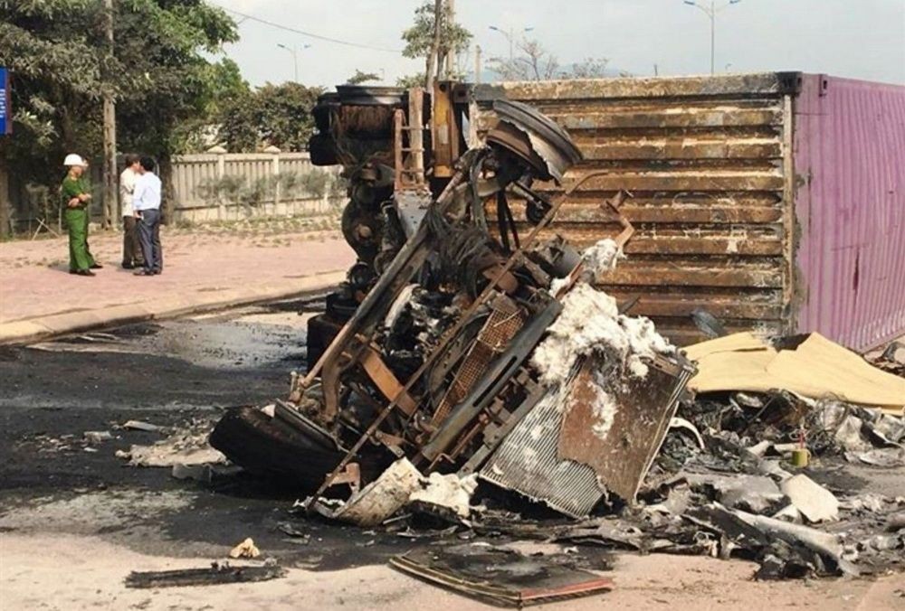 濃煙漫高速　4 車追尾 ảnh 1