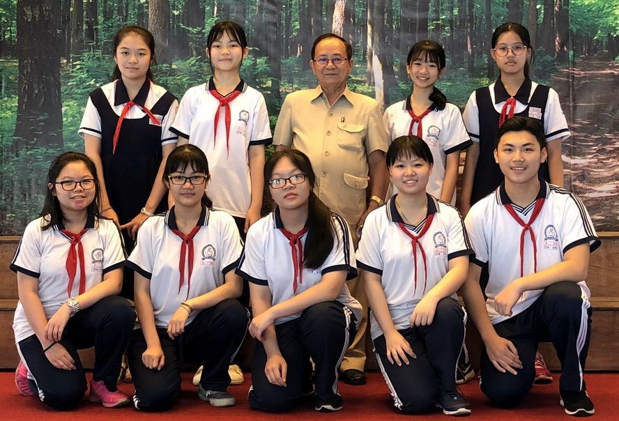 文朗學校考到優秀生稱號的９名學生與老師合照。