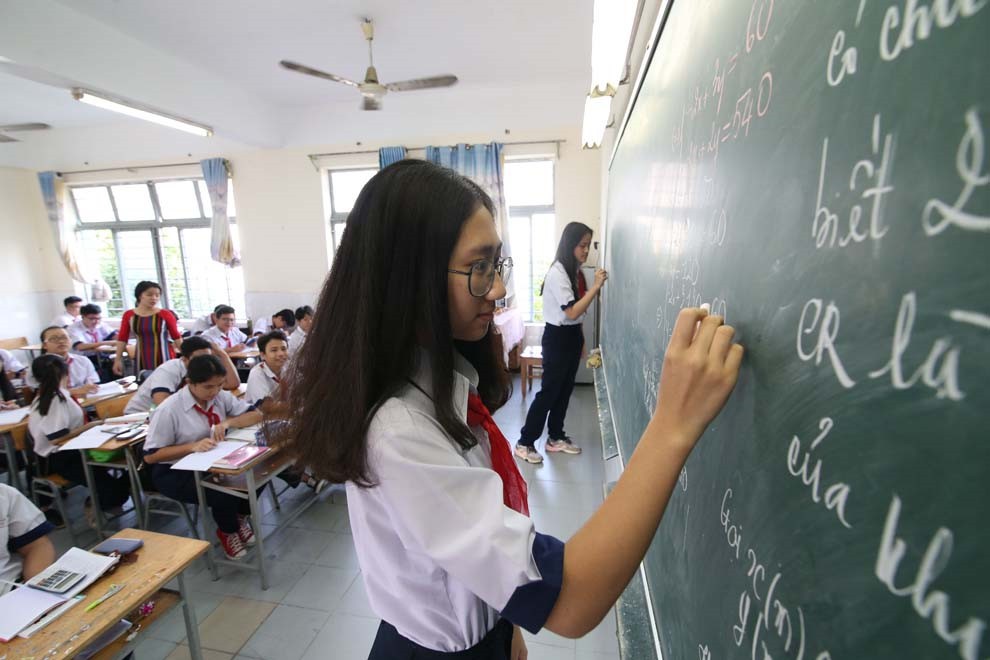 本市初中三學生進入邊學邊複習高峰期。