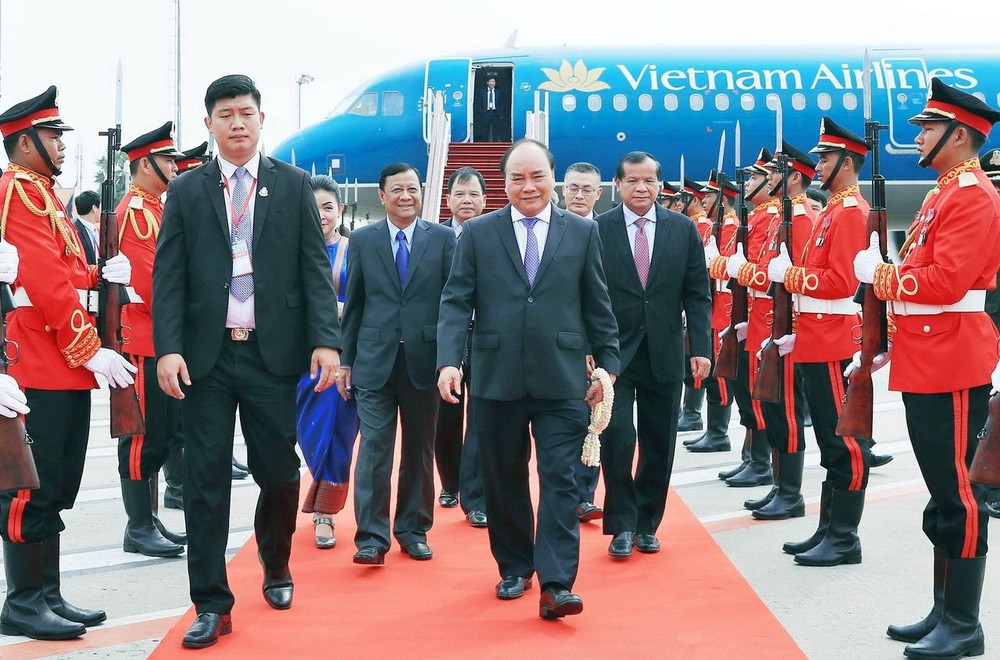 阮春福總理接見老撾總理與柬埔寨總理 ảnh 1