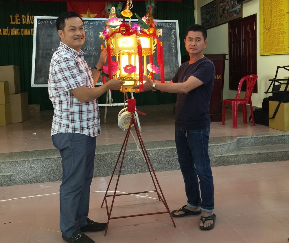 陳昶霖（左）與陳良（右）喜迎“蓮花寶燈”。