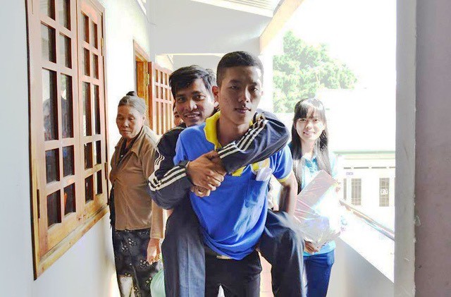 黃文孝在一次的志願活動中背著行動不便的落葉劑受害者。