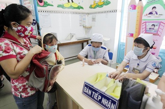 孩子生病時，在以經驗和藥物初步處理簡單症狀後，應送孩子就醫。