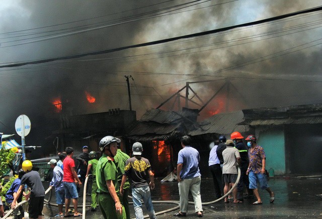 前江省美萩市第七坊保定涌沿岸一個住房突然失火現場。（圖源：茂長）