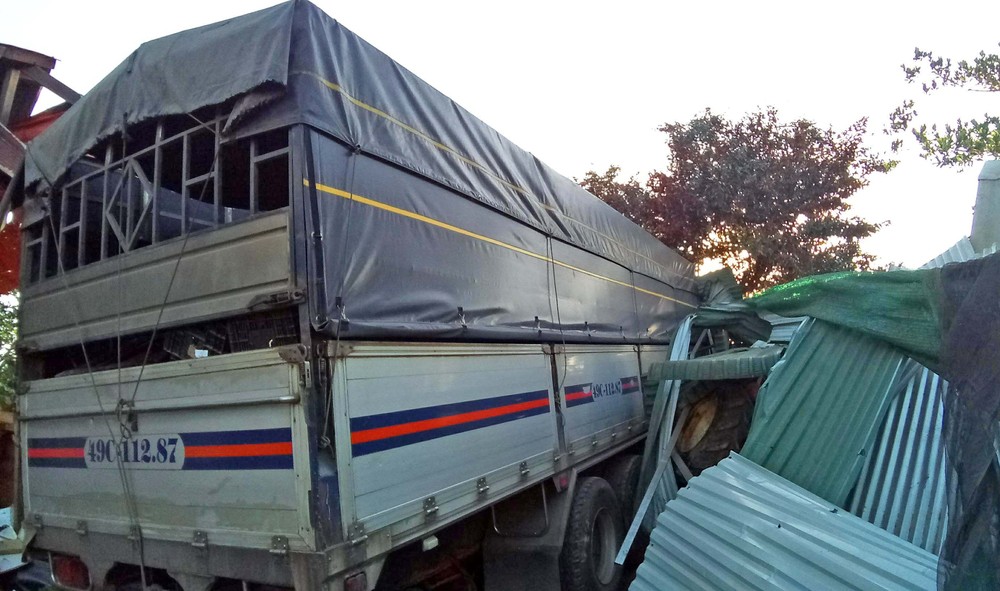 卡車失控撞毀民房的現場。