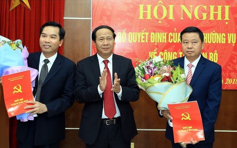 海防市市委書記黎文成(中)向范文河同志和高春蓮同志表示祝賀。（圖源：海防報）