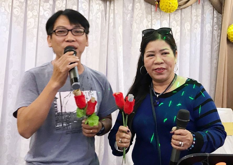 演唱者在演出前練習作好準備。