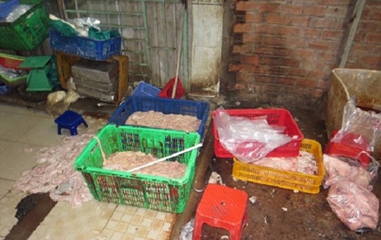 市食品安全管委會檢查團突擊檢查阿廣生產單位時發現來源不明且散發臭味的豬雜現場一瞥。（圖源：PV）