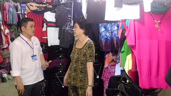 阮金龍與阮知方街市小販交流。