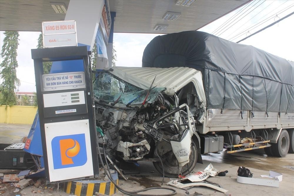 卡車失控釀成追尾事故 ảnh 1