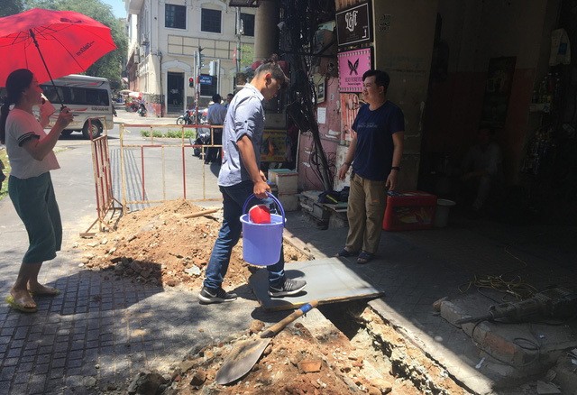 該公寓內的居民到處取水。（圖源：黎潘）