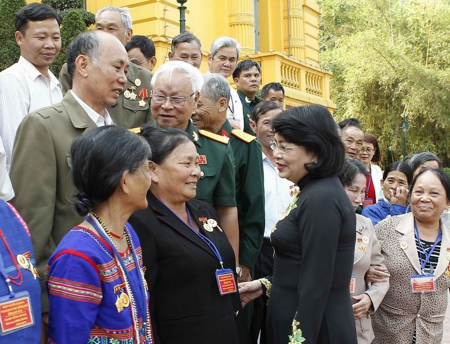 國家副主席鄧氏玉盛與代表交談。