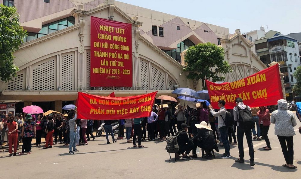 上百名河內市還劍郡同春市場的商販聚眾舉標語抗議。