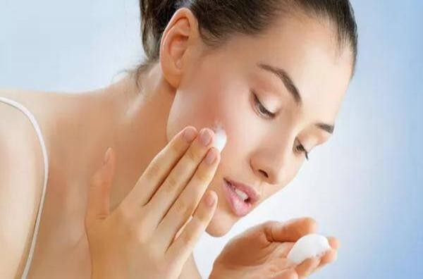 為什麼睡覺起來會滿面油光。（示意圖源：互聯網）