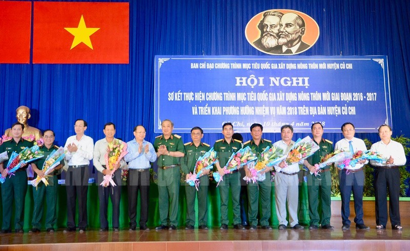 市委常務副書記畢成剛(左五)向支持古芝縣建設新農村的市司令部所屬單位送鮮花表示祝賀。（圖源：市黨部新聞網）