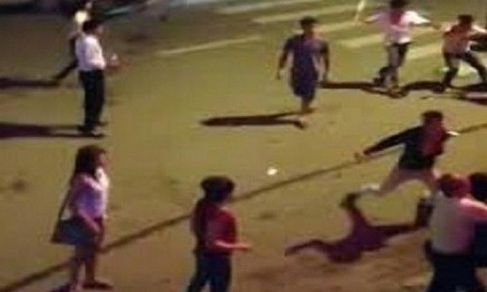 雙方互相爭吵後，就衝前群毆。（圖源：視頻截圖）