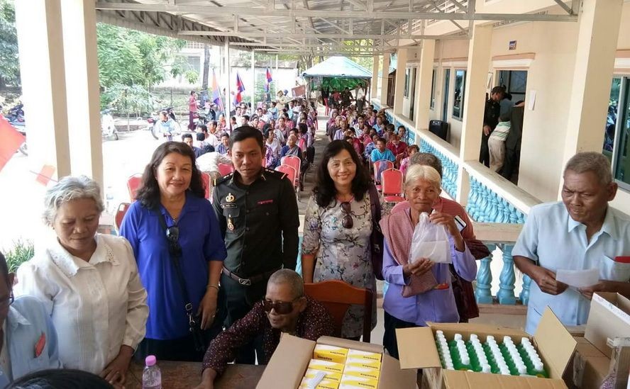 第六郡婦女正在派發藥品給貧困者。