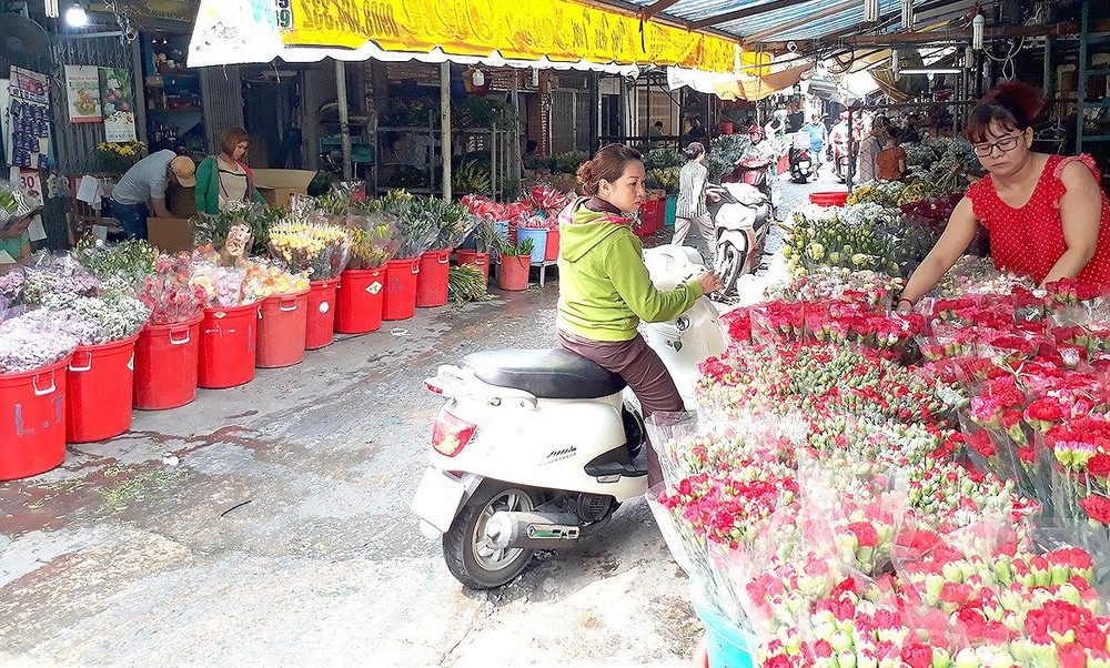 各花店霸佔胡氏紀街和黎鴻鋒 公寓附近的各條巷子。
