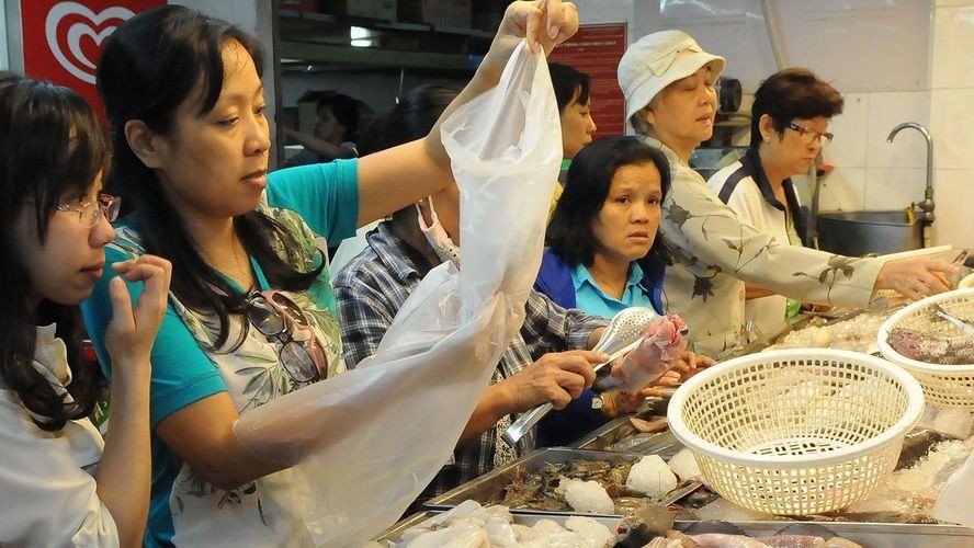 若干超市已使用易分解塑膠袋。