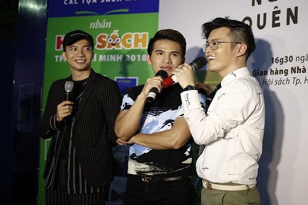 年輕作家英康（穿白衣者）新書發佈會有許多演藝人參與。