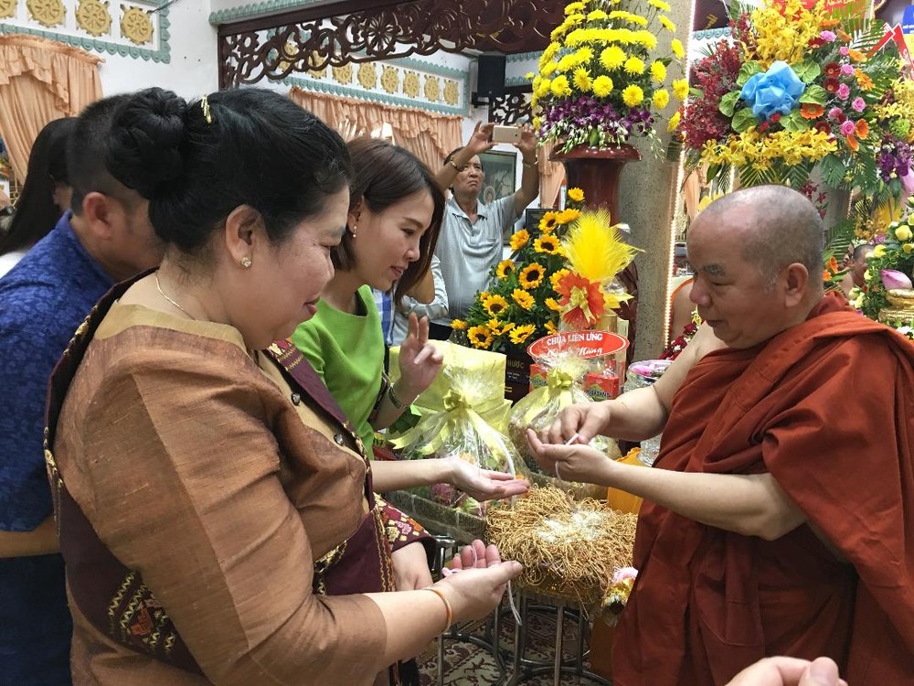 普明寺住持釋善心向善信贈送佛像墜飾項鏈。