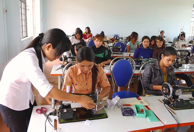 本市創造條件讓貧困青年學習手藝以就業。