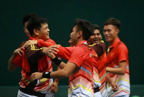 我國網球隊慶祝勝利。