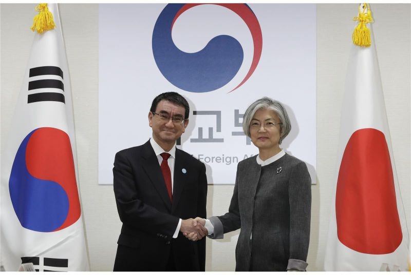 日本外務部長河野太郎（左）與南韓外交部長康京和。（圖源：AFP）