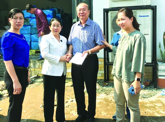 市委副書記阮氏蓉(左二)慰問高肇力總經理。