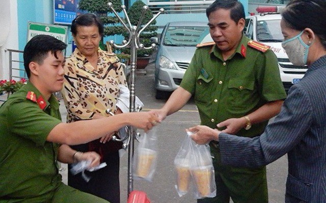 守德郡三富坊的公安戰士及幹部們每週兩次會熬粥拿到守德郡醫院去派送給病人及其家屬和窮人，並親自把熱粥送到行動不便的病人手上。