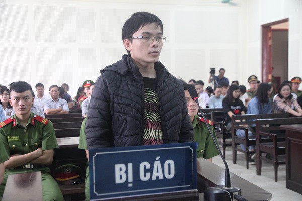 被告阮曰勇站在被告席上答法官問案。（圖源：VTC）