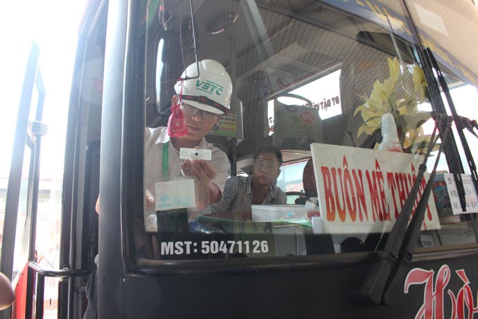 東區車站給固定路線客車裝上在電子不停車收費站通行的自動扣費卡。