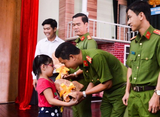 小居民向消防警察送花致謝。