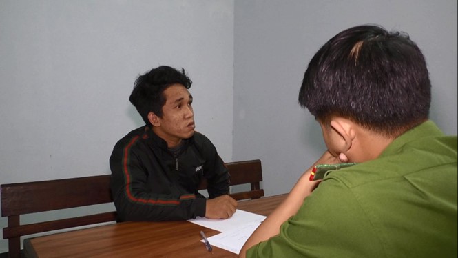 被逮捕並押送至公安派出所的犯罪嫌疑人鄧文道。（圖源：阮秀）