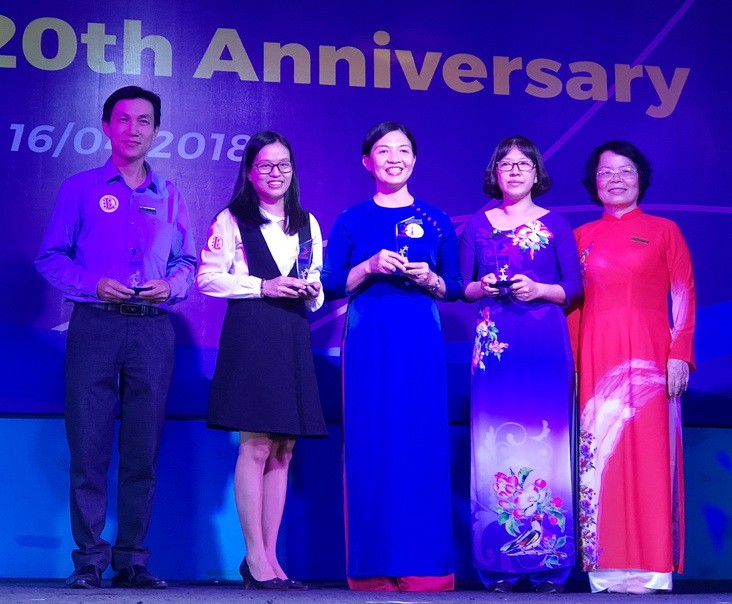 本市孫德勝大學外語學系向20年來作出許多奉獻的教師頒贈“為教育貢獻獎”。