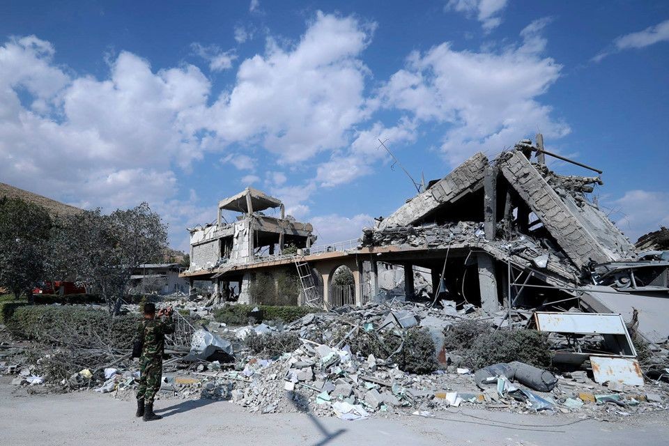 敘遭空襲後，科學研究中心成一片廢墟。（圖源：AP）