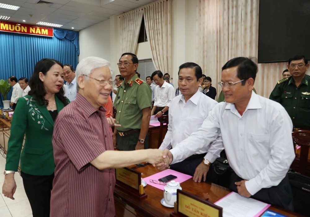 阮富仲總書記與各代表交談。（圖源：智勇）