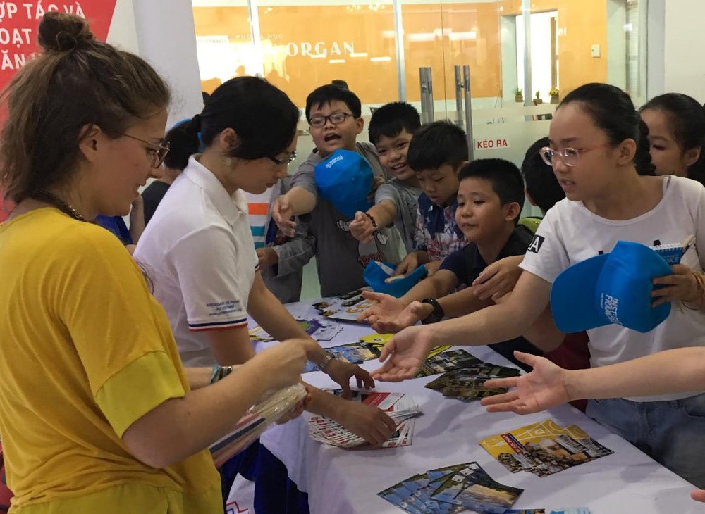 組委會向參加越法文化週的少兒贈送禮物。