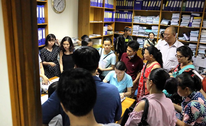 CARINA公寓居民在領取投資商發放的輔助金。（圖源：玉陽）