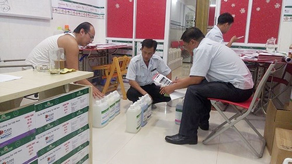 金甌省人委會1612號聯部門檢查隊突擊查處Plaza Consulting公司分公司違規研製生產生物製品。（圖源：玉正）