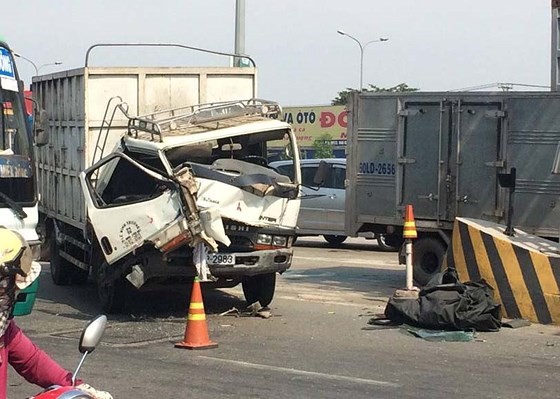事故現場卡車頭部凹凸變形。（圖源：P.V）