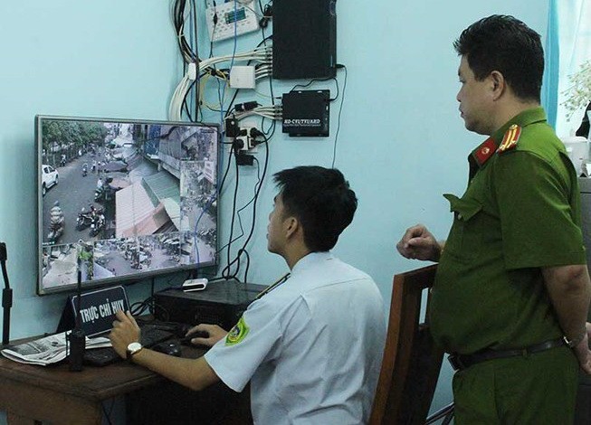 公安部門通過攝像系統檢查人行道秩序。