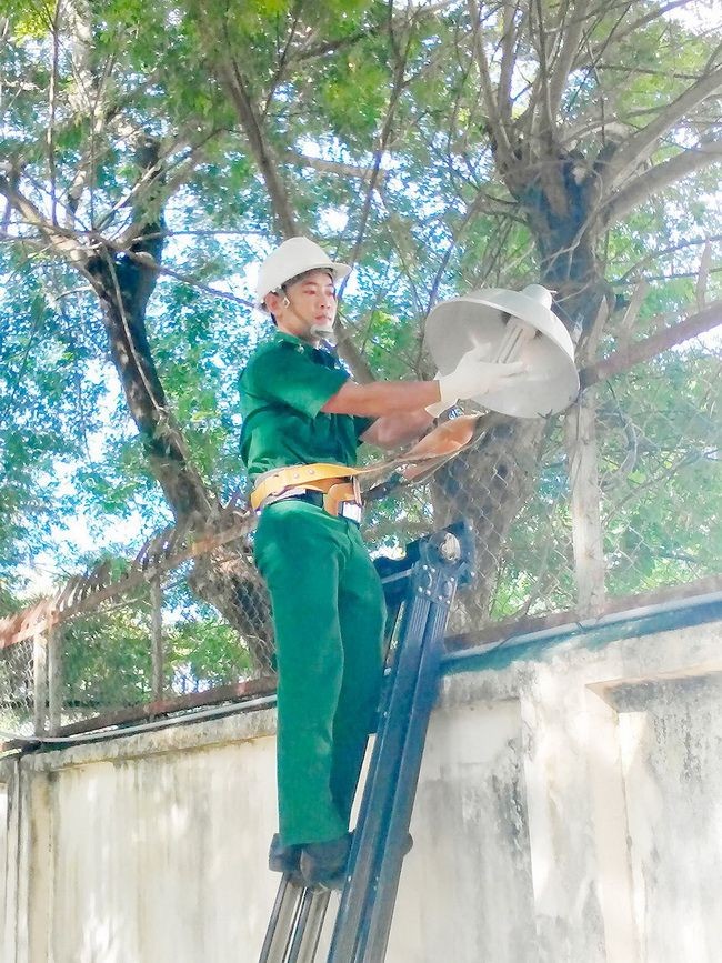 范國長在檢查單位的照明設備。