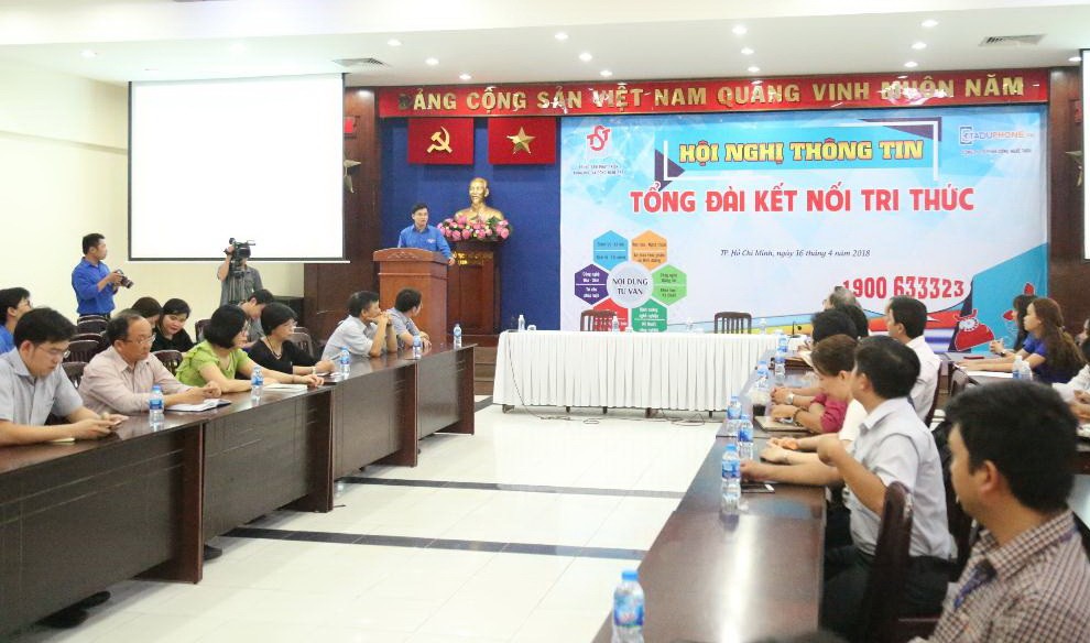 圖為共青團市委會場舉行的2018年“連接知識總台”服務推介會議和簽署儀式一瞥。