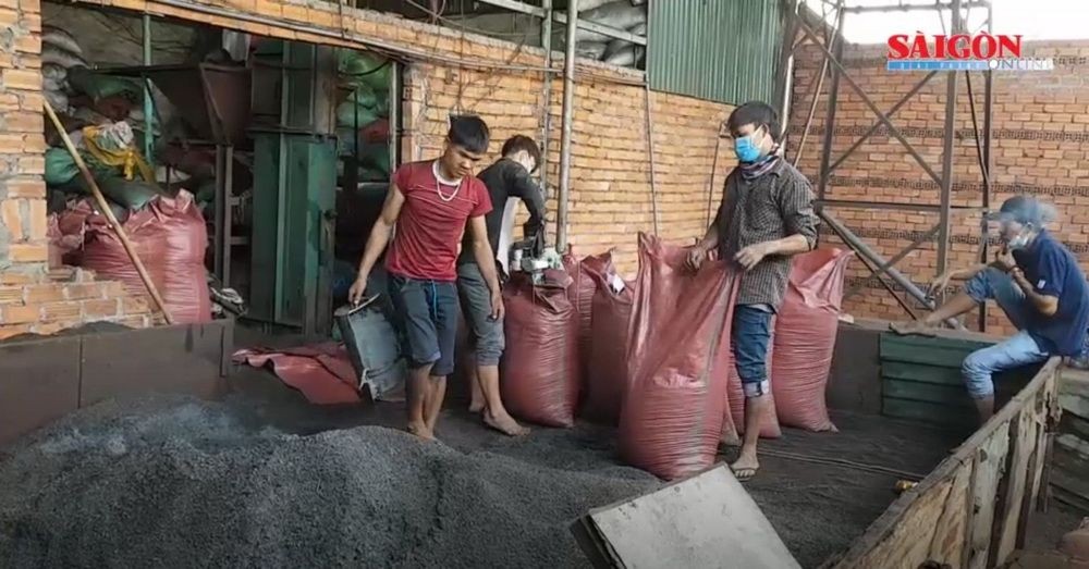 該違規生產咖啡粉單位的加工流程現場一瞥。（圖源：視頻截圖）