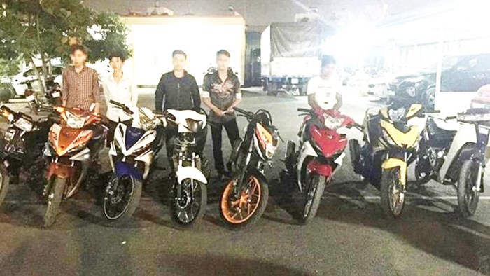 在何輝甲街進行非法賽車的青年團夥被捕。